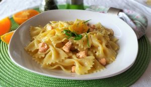 farfalle arancia e salmone Impiattamento finale: farfalle arancia e salmone