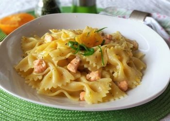 Impiattamento finale: farfalle arancia e salmone