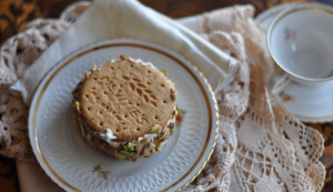 Biscotto con crema alle fragole e granella di pistacchi ricetta con foto