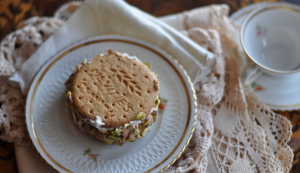 Biscotto con crema alle fragole e granella di pistacchi ricetta con foto Biscotto con crema alle fragole e granella di pistacchi ricetta con foto