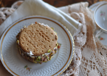 Biscotto con crema alle fragole e granella di pistacchi ricetta con foto