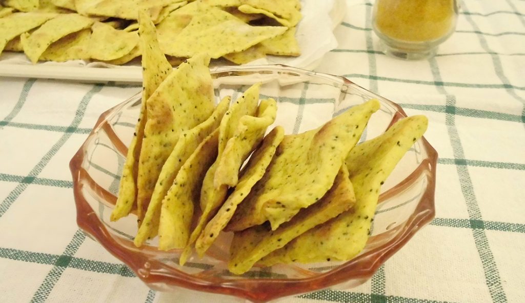 Una volta raffreddati per bene, potrete sgranocchiare i vostri crackers curcuma e semi di papavero con bimby per una sana merenda, oppure riporli in una scatola di latta e consumarli successivamente.