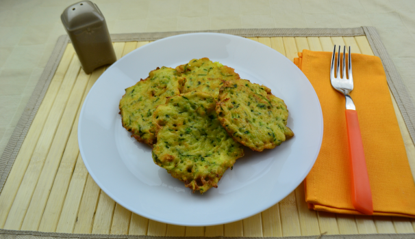 Dopo averle spolverate con un pizzico di sale fine, ecco pronte sa servire le frittelle di zucchine.