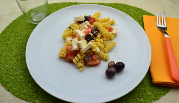 Dopo averla fatta riposare nel frigorifero per 30 minuti, ecco pronta da gustare la pasta fredda alla greca.