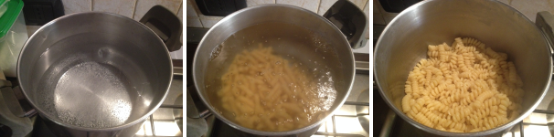 Per preparare la pasta fredda alla greca, come prima cosa mettete a bollire una pentola con abbondante acqua. Quando bolle aggiungete il sale e cuocetevi dentro la pasta per il tempo indicato sulla confezione, poi scolatela, aggiungete dell’olio extravergine di oliva e lasciatela raffreddare per 30 minuti.
 