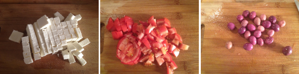 Intanto tagliate a cubetti la feta greca ed i pomodori, poi togliete il nocciolo dalle olive e tagliatele a pezzetti.