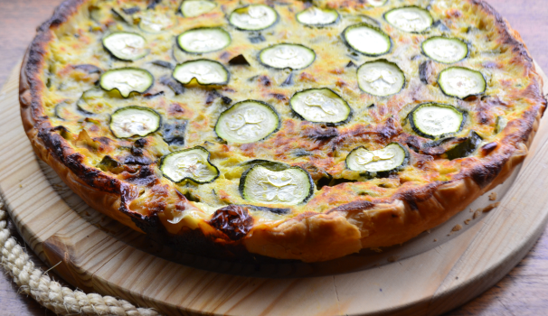 Dopo 25 minuti di cottura in forno a 170 gradi, ecco pronta da gustare la quiche di zucchine.