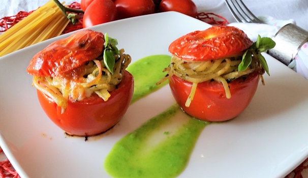 Ed ecco i pomodori ripieni di pasta al pesto pronti per essere gustati.