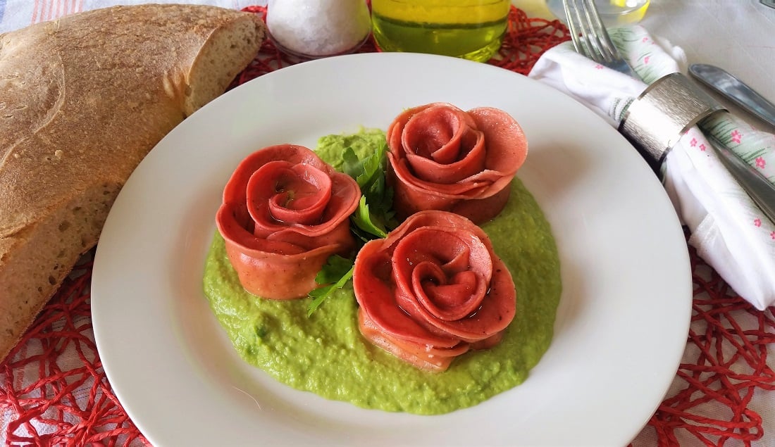 Ed ecco le rose di raviolo pronte per essere portate in tavola e gustate.