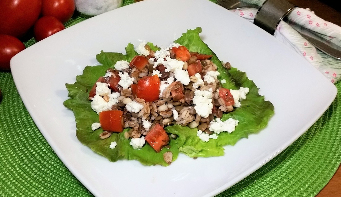 Ed ecco pronta da gustare l’insalata fredda di legumi e cereali.