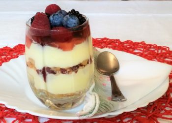 Impiattamento finale: tiramisù ai frutti di bosco