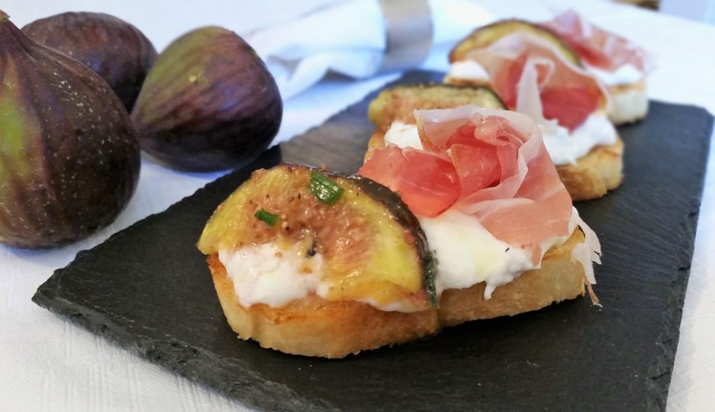 bruschette con fichi, stracciatella e prosciutto crudo