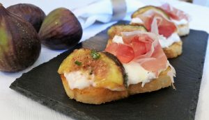 bruschette con fichi, stracciatella e prosciutto crudo bruschette con fichi, stracciatella e prosciutto crudo