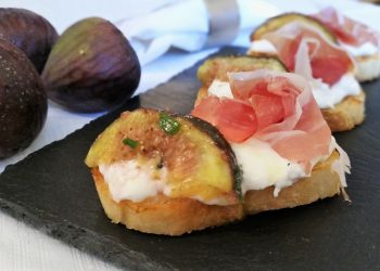 bruschette con fichi, stracciatella e prosciutto crudo