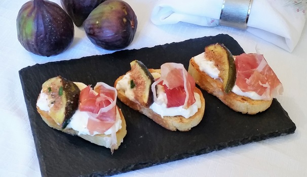 Ed ecco pronte da gustare le bruschette con fichi, stracciatella e prosciutto crudo.