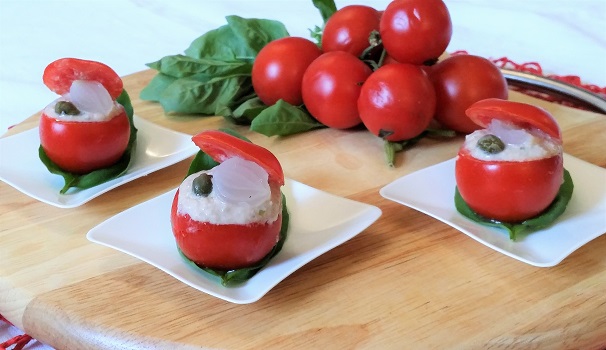 Ecco pronti da servire agli ospiti i pomodorini ripieni di mousse al tonno.
 