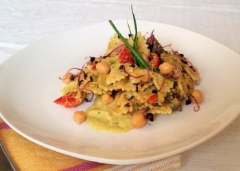 Impiattamento finale: pasta fredda con verdure e salsa ai ceci