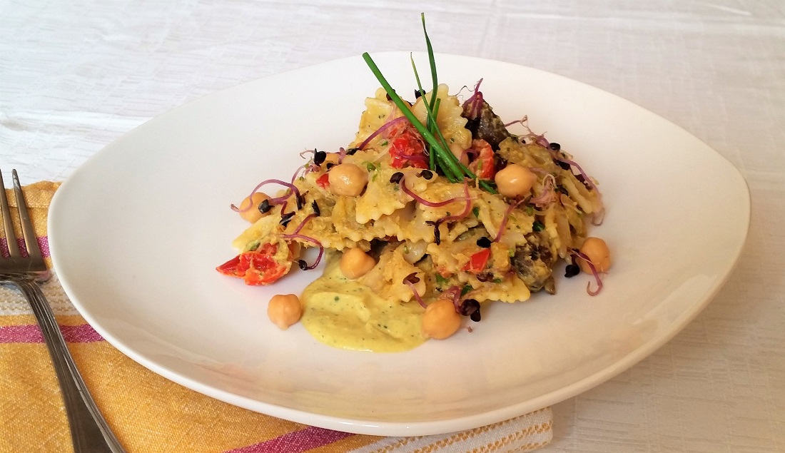 Ecco pronta da portare in tavola la pasta fredda con verdure e salsa ai ceci.