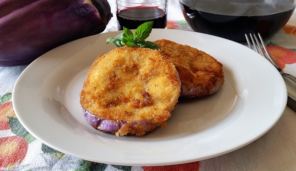 Ed ecco pronte da portare in tavola le gustose milanesi di melanzane.