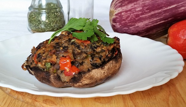 Ecco caldi e fumanti i portobello ripieni di verdure.