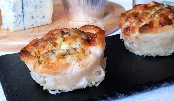 Ed ecco pronte le mini quiche con salsiccia e fonduta allo zola.