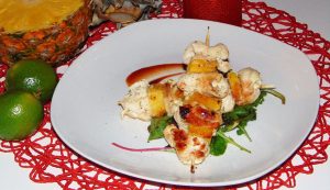 spiedini di pollo hawaiani Impiattamento finale: spiedini di pollo hawaiani