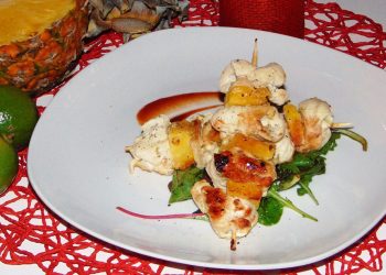 Impiattamento finale: spiedini di pollo hawaiani