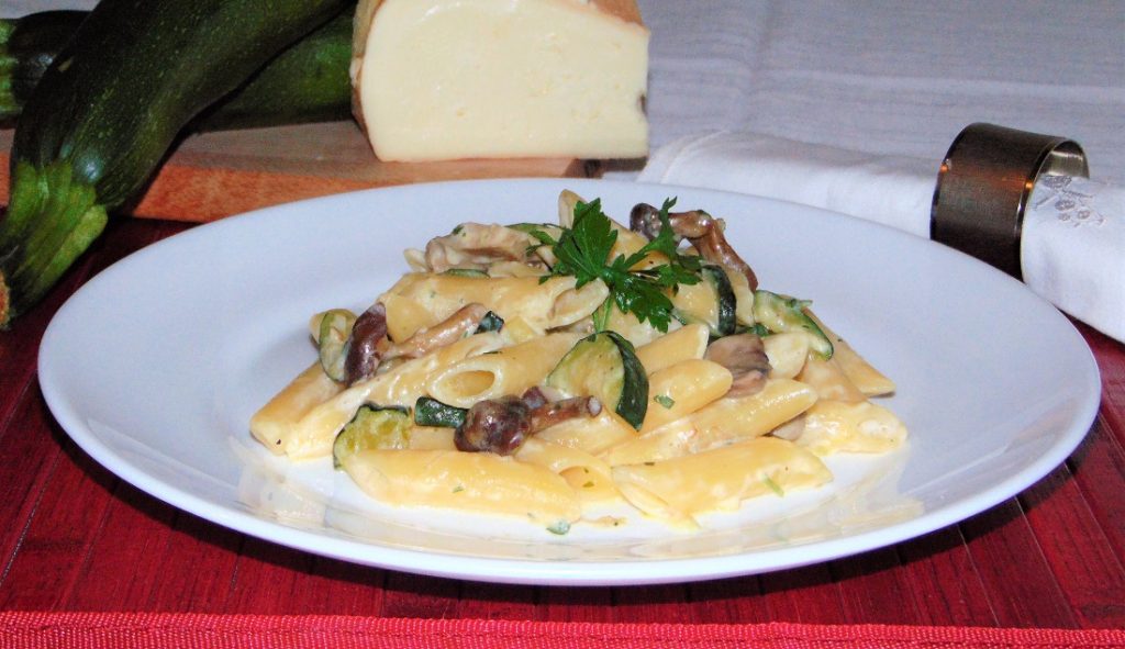 Impiattamento finale: pasta con zucchine, pioppini e taleggio