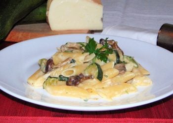 Impiattamento finale: pasta con zucchine, pioppini e taleggio