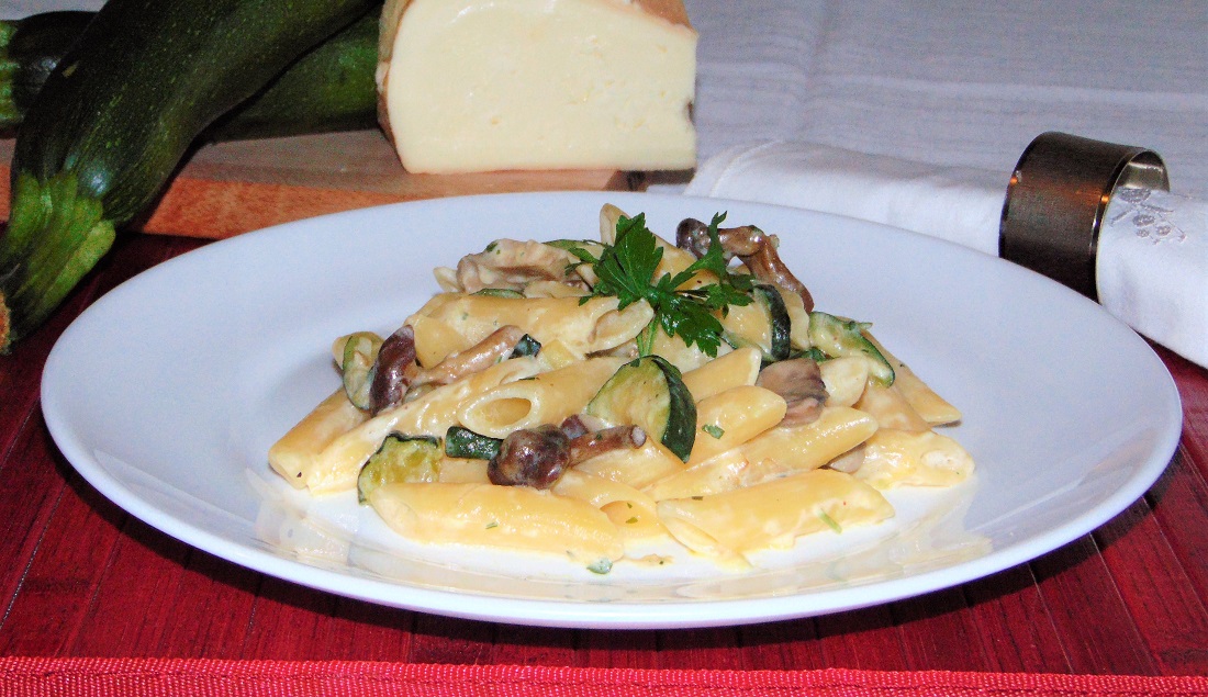 Ed ecco pronta e profumata la pasta con zucchine, pioppini e taleggio.