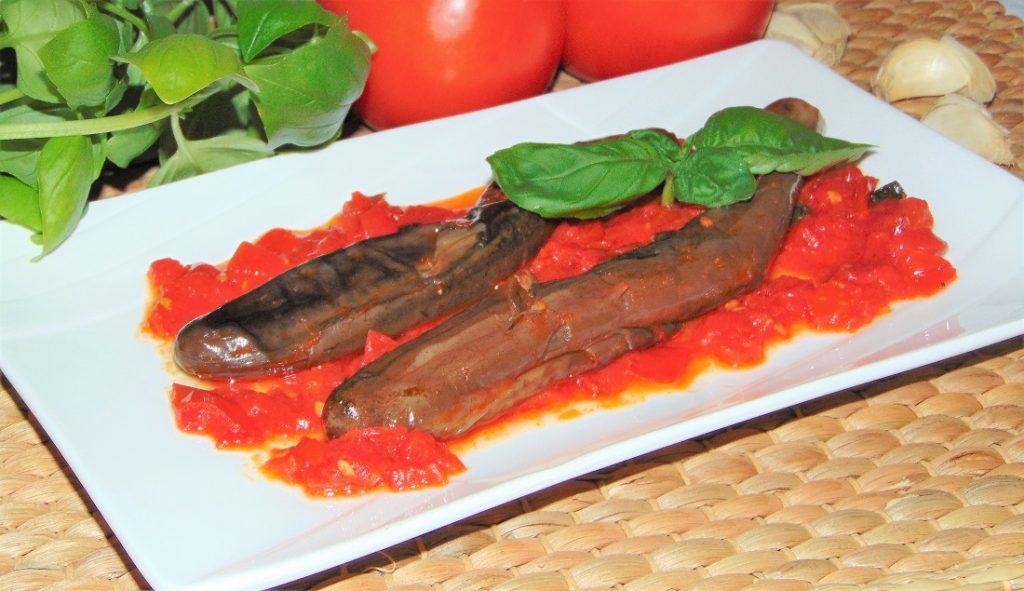 Impiattamento finale: melanzane con pomodoro e basilico