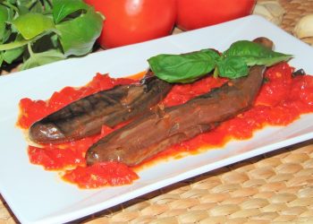 Impiattamento finale: melanzane con pomodoro e basilico