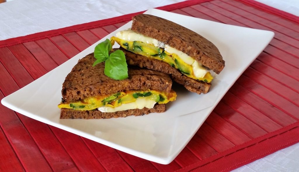 Sandwich ai 4 cereali con frittata di zucchine e brie