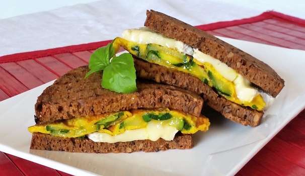 Ed ecco pronto il sandwich ai 4 cereali con frittata di zucchine e brie.