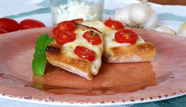 Il garlicbread con pomodoro e mozzarella è adesso pronto per essere gustato.