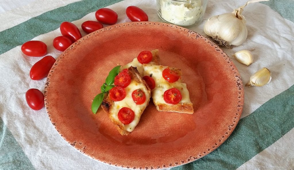 garlicbread con pomodoro e mozzarella