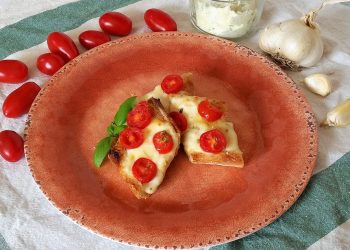 garlicbread con pomodoro e mozzarella