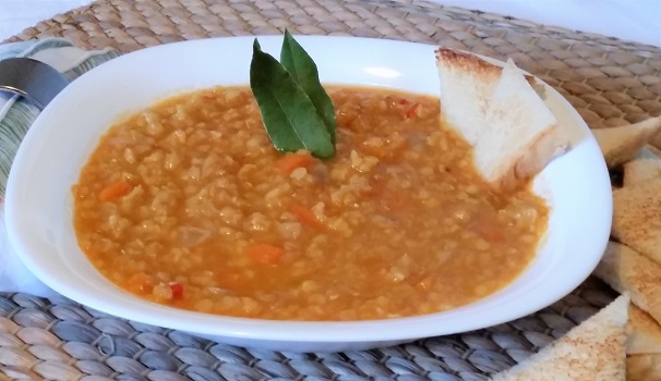 La zuppa egiziana di lenticchie rosse è pronta per essere servita in tavola.