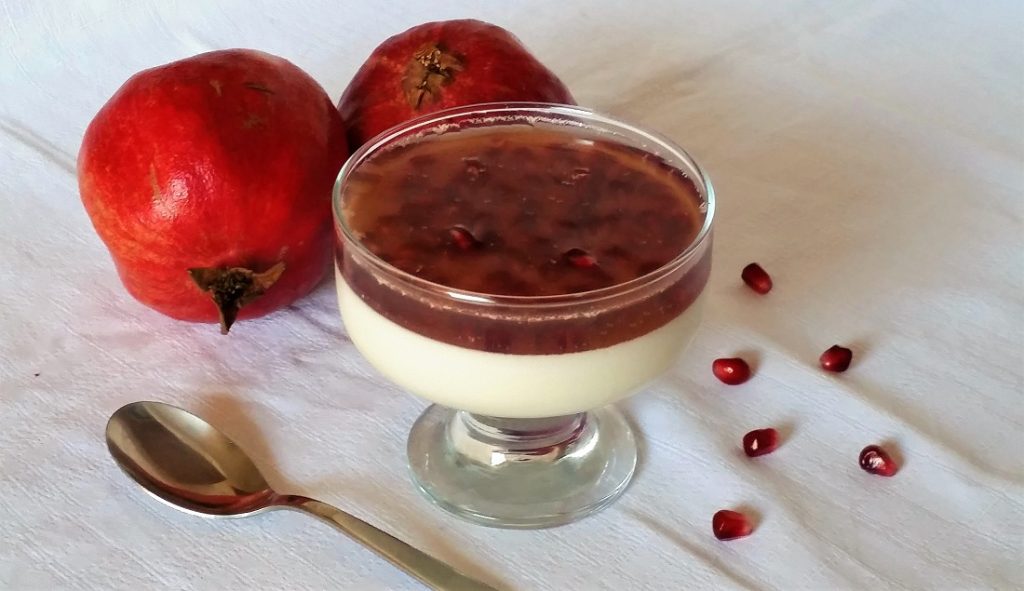 panna cotta al cardamomo con gelatina al melograno.