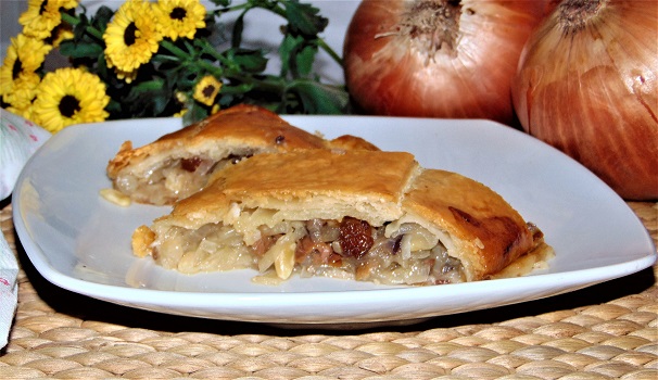 Ed ecco pronto da gustare lo strudel di cipolle.