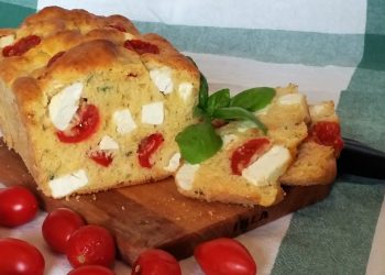 plum-cake con feta e pomodorini