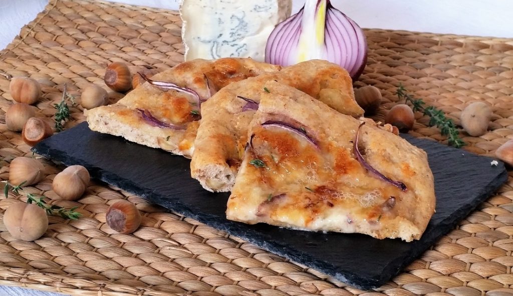 spianata con cipolle, gorgonzola e nocciole