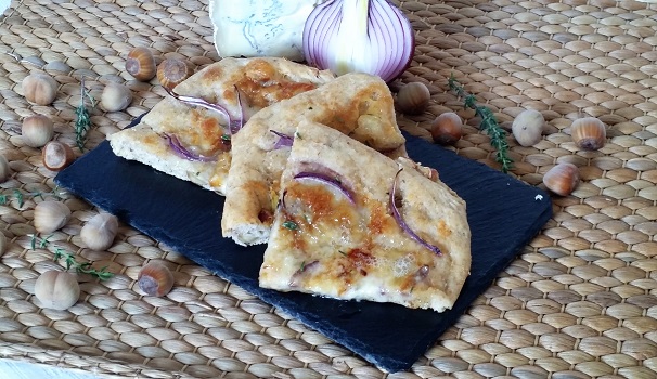 Ecco la spianata con cipolle, gorgonzola e nocciole pronta da gustare.