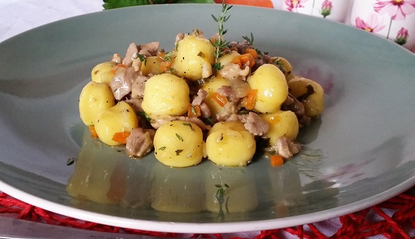 Ed ecco gli gnocchi al ragù bianco di tacchino pronti da portare in tavola e gustare.