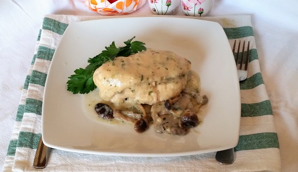 Ecco i petti di pollo alla boscaiola pronti per essere serviti in tavola.