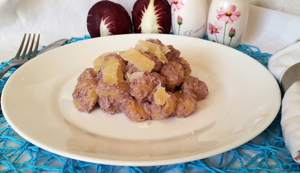 Ecco pronti da servire gli gnocchi con radicchio e grana.