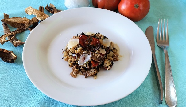 Ecco pronto da gustare il riso selvaggio con pomodori arrosto e grana padano.