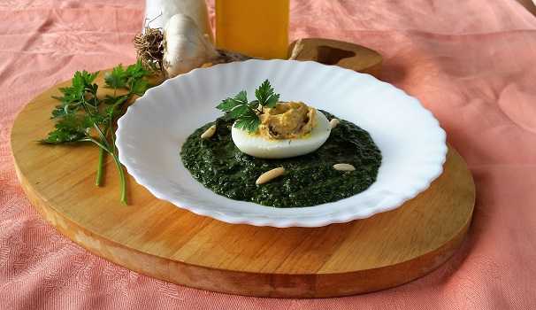 Ecco pronte da servire le uova ripiene su vellutata di spinaci allo zenzero.