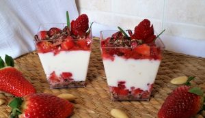 coppe di ricotta alle fragole e cioccolato coppe di ricotta alle fragole e cioccolato