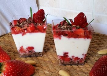 coppe di ricotta alle fragole e cioccolato